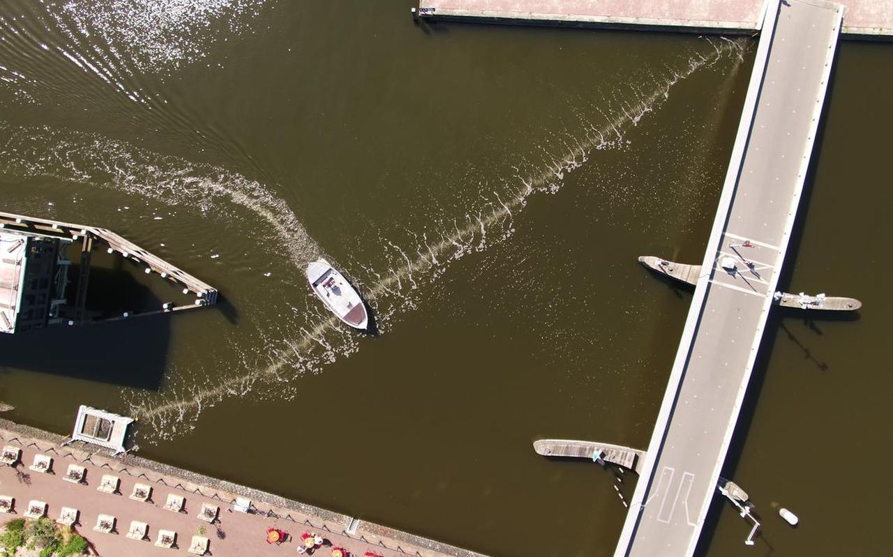Het scheepsverkeer bij het Westerdok bij Amsterdam heeft geen last van het bellengordijn. De Bubble Barrier ligt daar sinds 2019. Het scheepsverkeer bij het Westerdok bij Amsterdam heeft geen last van het bellengordijn. De Bubble Barrier ligt daar sinds 2019.