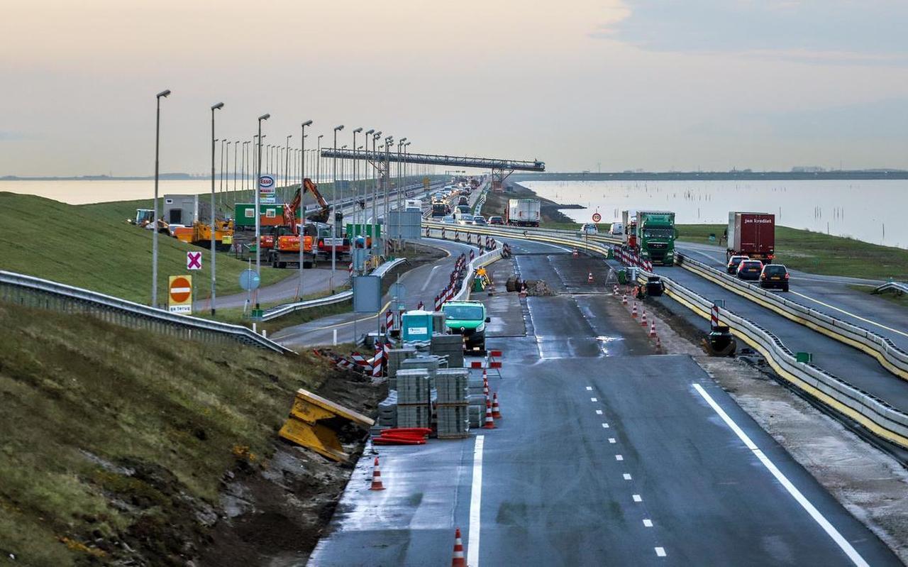 Archiefbeeld van werkzaamheden op de Afsluitdijk, gezien vanaf Breezanddijk in de richting van Fryslân, november 2020. Archiefbeeld van werkzaamheden op de Afsluitdijk, gezien vanaf Breezanddijk in de richting van Fryslân, november 2020.