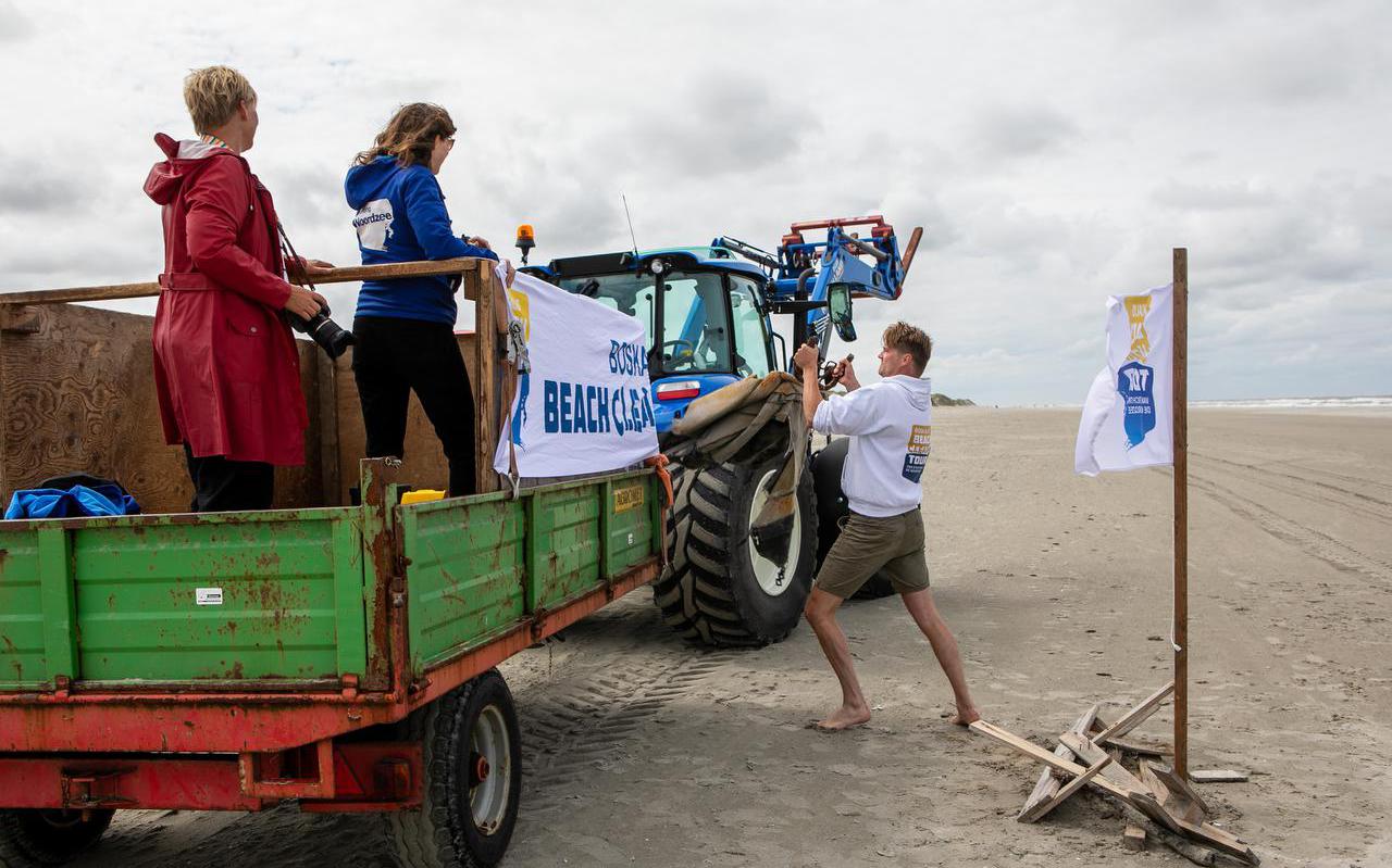 Vrijwilligers van de Boskalis Beach Cleanup Tour 2021 aan de slag op Schiermonnikoog.