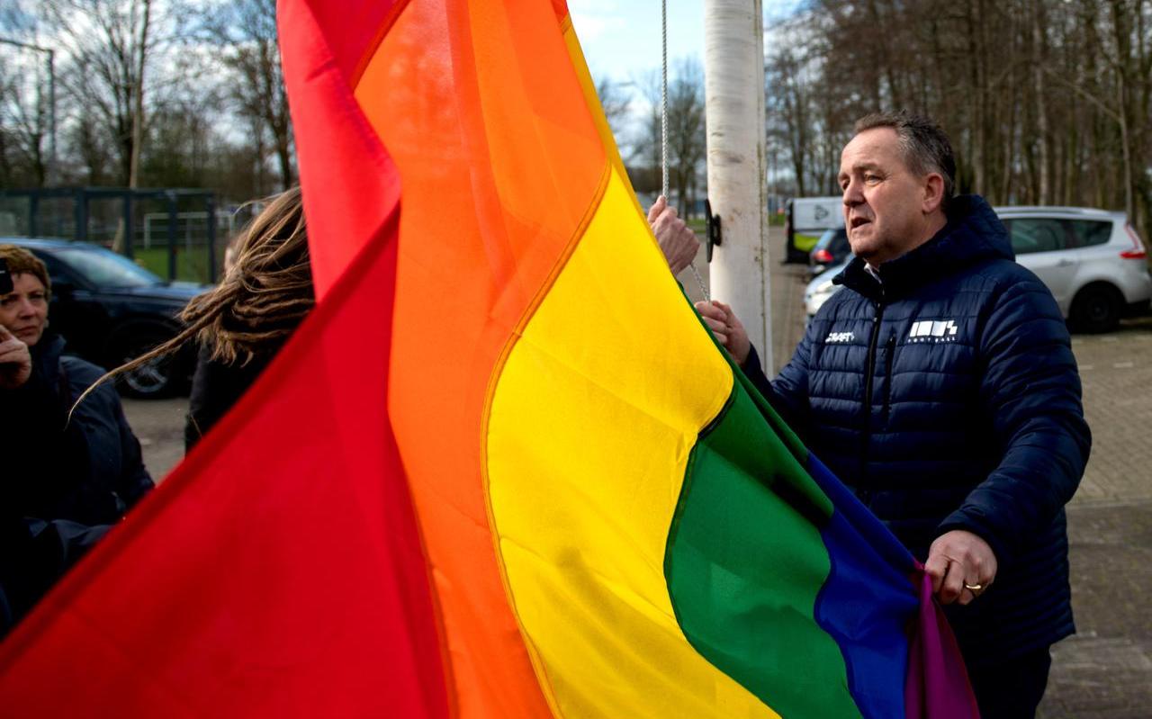 De voorzitter van Drachtster Boys Gijs Lokhorst (rechts) en Anna de Groot van het COC hesen in februari 2021 de regenboogvlag op sportpark Drachtster Bos om aandacht te vragen voor acceptatie van lhbtiq+'ers in de sport. De voorzitter van Drachtster Boys Gijs Lokhorst (rechts) en Anna de Groot van het COC hesen in februari 2021 de regenboogvlag op sportpark Drachtster Bos om aandacht te vragen voor acceptatie van lhbtiq+'ers in de sport.