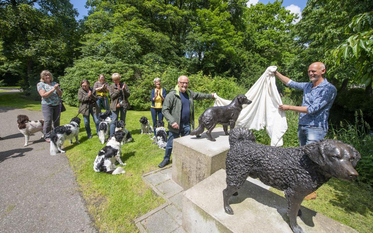 Hans Jouta (r) en Dick Vermeij onthullen de herstelde sculptuur Us Hûnen aan de rand van het Rengerspark in Leeuwarden. Hans Jouta (r) en Dick Vermeij onthullen de herstelde sculptuur Us Hûnen aan de rand van het Rengerspark in Leeuwarden.