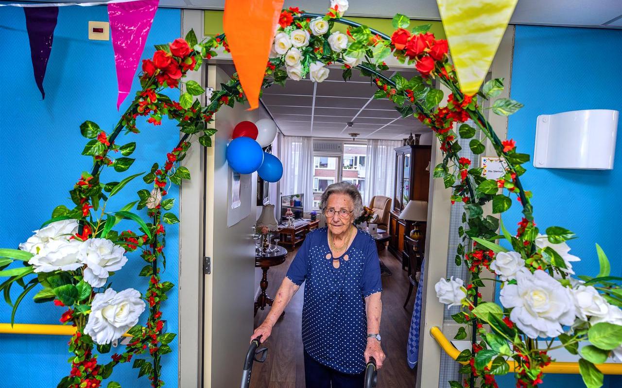 Sophia Veerhuis-de Weert bij de versierde entree van haar appartement in Leppehiem in Akkrum. Sophia Veerhuis-de Weert bij de versierde entree van haar appartement in Leppehiem in Akkrum.
