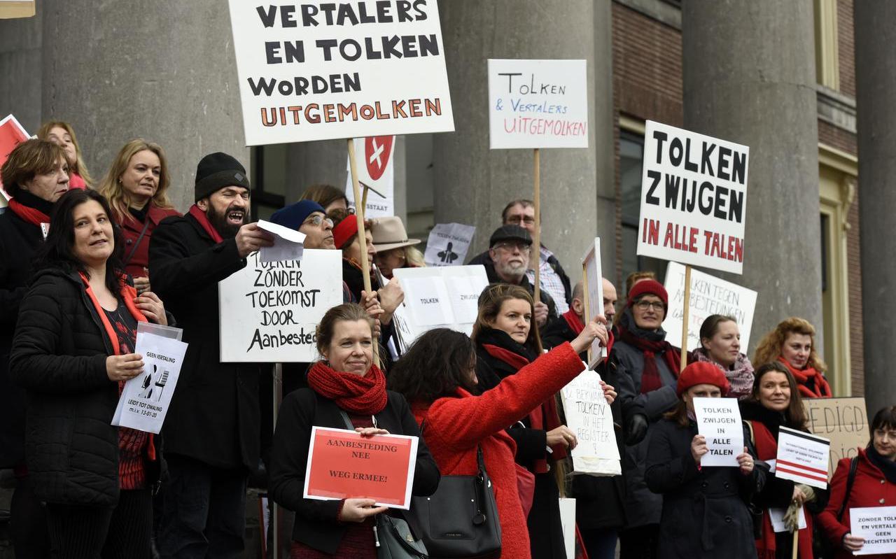 Januari 2020, rechtbanktolken voeren bij het Paleis van Justitie in Leeuwarden actie voor betere vergoedingen. Januari 2020, rechtbanktolken voeren bij het Paleis van Justitie in Leeuwarden actie voor betere vergoedingen.