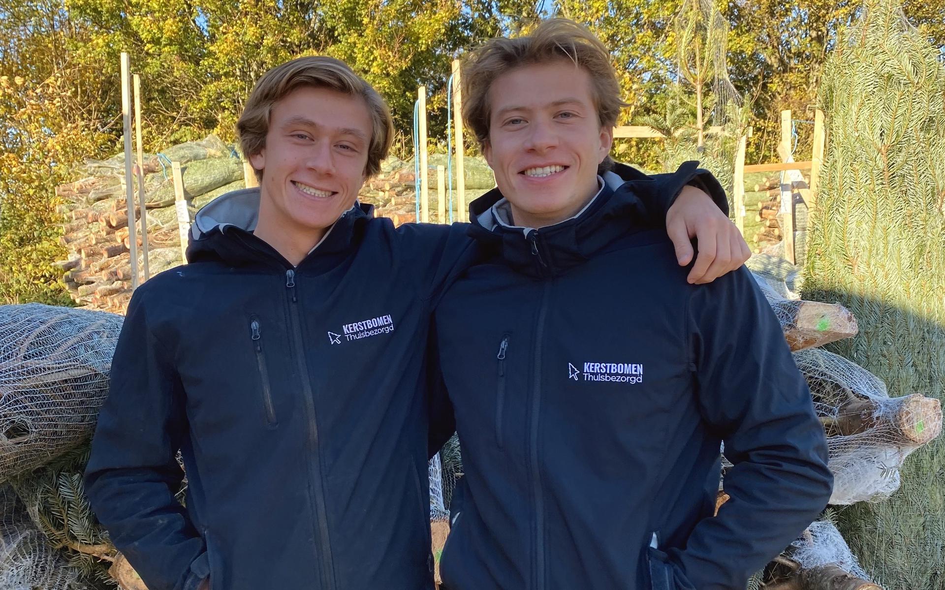 Broers Thomas en Jannick uit Sneek verkopen kerstbomen uit een