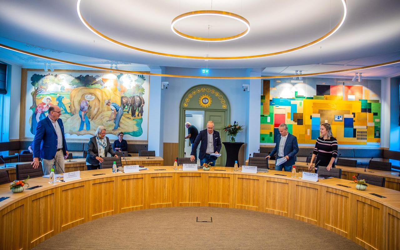 De enquêtecommissie van de gemeente Súdwest-Fryslân. Vanaf links: Gert Schouwstra (ChristenUnie), Angeline Kerver (GroenLinks), voorzitter Pieter van der Wal (CDA), Klaas Jan Semplonius (onafhankelijk raadslid) en Lianne van der Wal (VVD). De enquêtecommissie van de gemeente Súdwest-Fryslân. Vanaf links: Gert Schouwstra (ChristenUnie), Angeline Kerver (GroenLinks), voorzitter Pieter van der Wal (CDA), Klaas Jan Semplonius (onafhankelijk raadslid) en Lianne van der Wal (VVD).