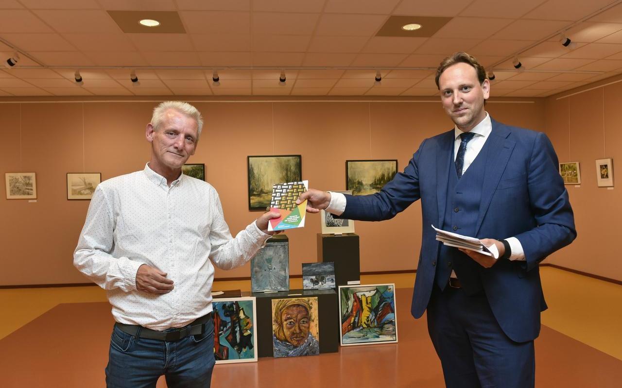 Wethouder Roelof Theun Hoen (rechts) overhandigd het eerste exemplaar van ‘Ruimte voor kunst en cultuur in coronatijd’ aan Gerrit van de Meeberg die de schilderwedstrijd had georganiseerd.
Wethouder Roelof Theun Hoen (rechts) overhandigd het eerste exemplaar van ‘Ruimte voor kunst en cultuur in coronatijd’ aan Gerrit van de Meeberg die de schilderwedstrijd had georganiseerd.