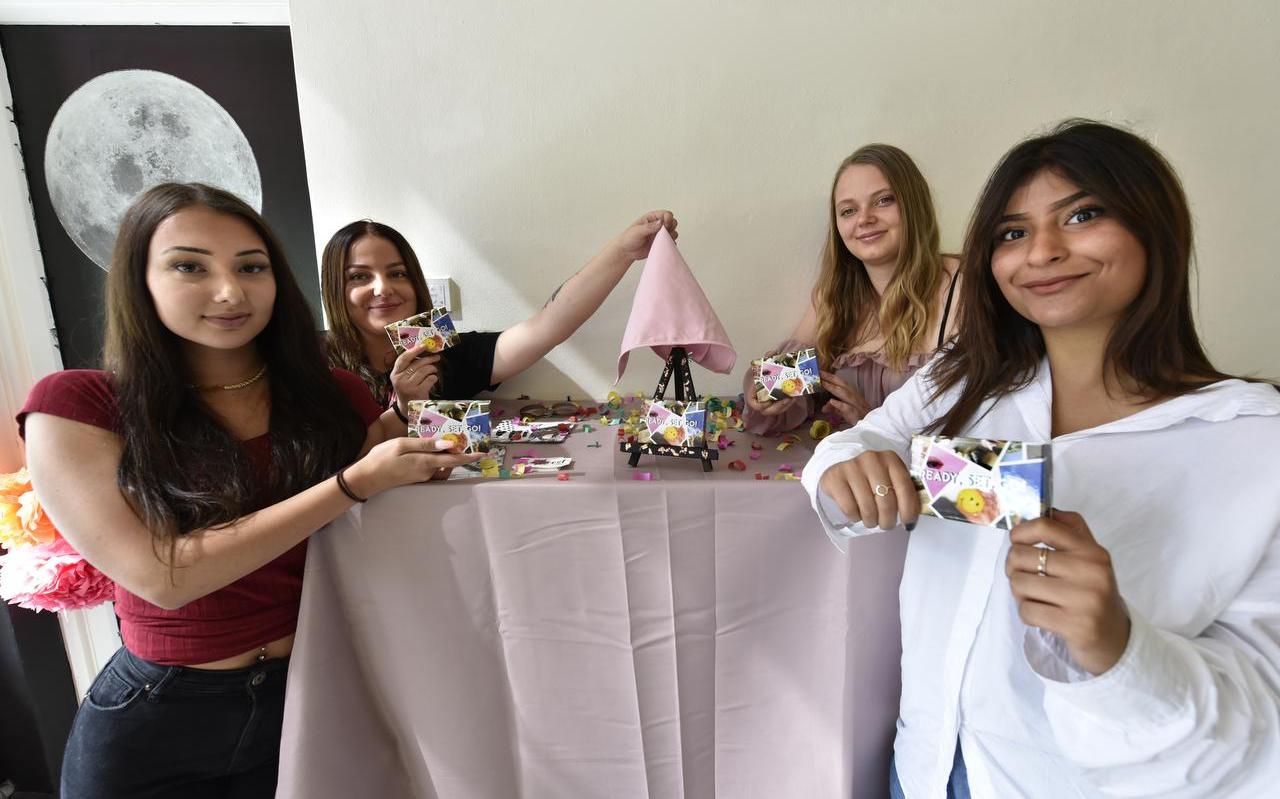 De onthulling van de coachkaarten van het spel Ready, Set, Go!. Vanaf links: Emily Khilji, Ilona Huremovic, Nina Terpstra en Trinity Hart. De onthulling van de coachkaarten van het spel Ready, Set, Go!. Vanaf links: Emily Khilji, Ilona Huremovic, Nina Terpstra en Trinity Hart.
