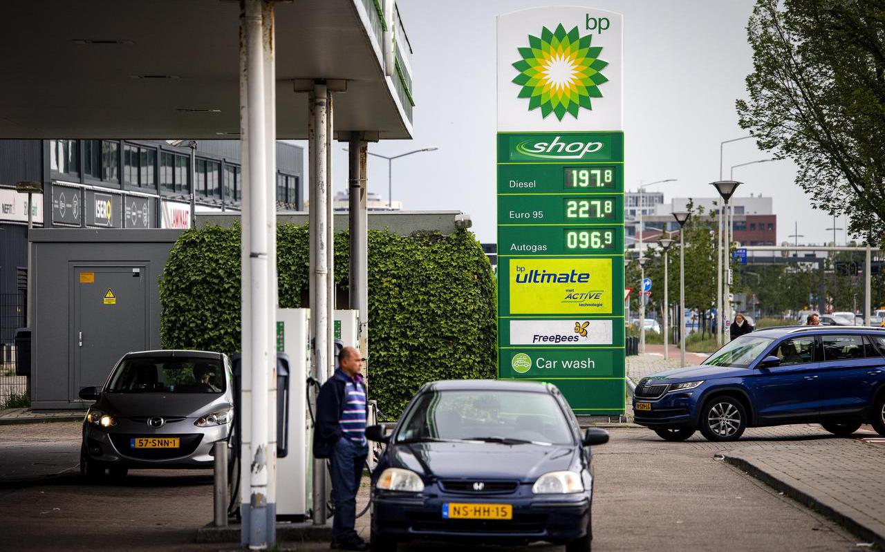 Een pomp bij een tankstation in de hofstad. Door de hoge energieprijzen staat de koopkracht van veel burgers zwaar onder druk. 