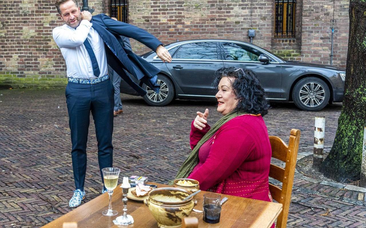 Demissionair minister Hugo de Jonge liep woensdagmiddag Kamerlid Caroline van der Plas (BBB) tegen het lijf op het Binnenhof. Van der Plas was daar voor een fotoreportage voor een kookboek. Demissionair minister Hugo de Jonge liep woensdagmiddag Kamerlid Caroline van der Plas (BBB) tegen het lijf op het Binnenhof. Van der Plas was daar voor een fotoreportage voor een kookboek.