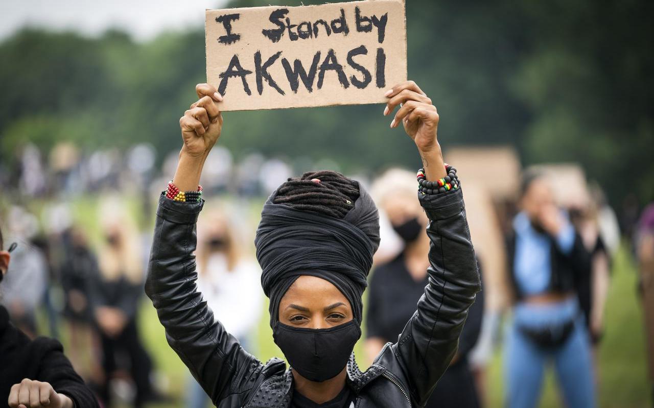 Demonstratie Black Lives Matter beweging in juni 2020. Volgens Beugelsdijk moeten Nederlanders voorzichtig zijn met het importeren van de Amerikaanse gepolariseerde discussie, omdat de situatie in Nederland heel anders is. Demonstratie Black Lives Matter beweging in juni 2020. Volgens Beugelsdijk moeten Nederlanders voorzichtig zijn met het importeren van de Amerikaanse gepolariseerde discussie, omdat de situatie in Nederland heel anders is.