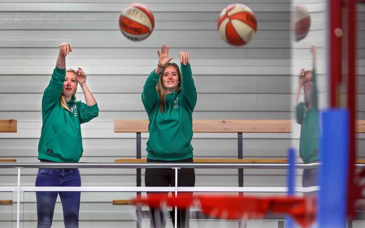De nichtjes Karin en Nynke Brouwer (r) van de jubilerende basketbalvereniging Oaters uit Joure, die vijftig jaar bestaat. 