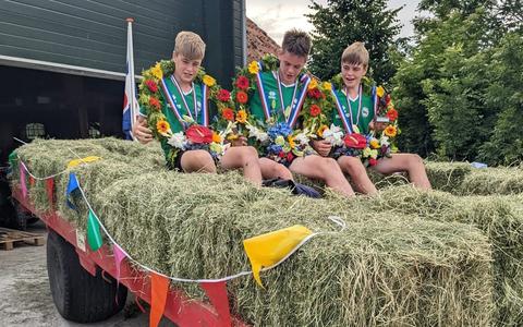 De winnaars van de bondspartij voor schooljongens in 2022 met de tweeling Frans (l) en Ruurd Oosterbaan, met in hun midden Thijs Lanting, op de platte kar voor de rondrit door Scharnegoutum. 