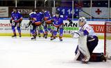 Vreugde bij UNIS Flyers na de 3-0 van Jasper Nordemann (r) met vanaf links Roope Nikkilä, Eef Gerritsen, Trevor Hunt en Riku Pitkänen. Den Haag-goalie Brett Magnus (r) baalt. 