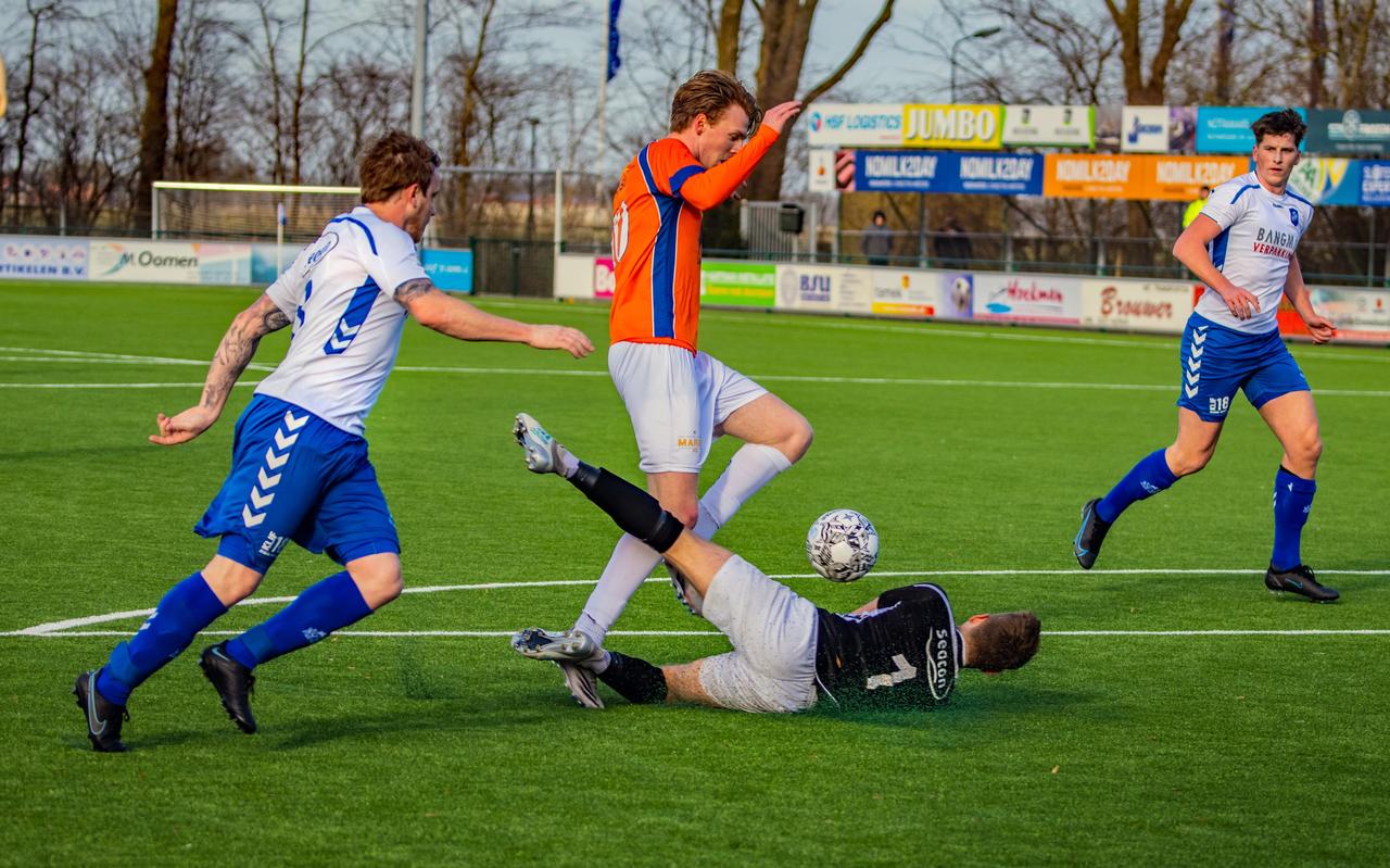 Aanvaller Han van Dijk stuit namens ONS Sneek op Urk-doelman Richard Strijker. Aanvaller Han van Dijk stuit namens ONS Sneek op Urk-doelman Richard Strijker.