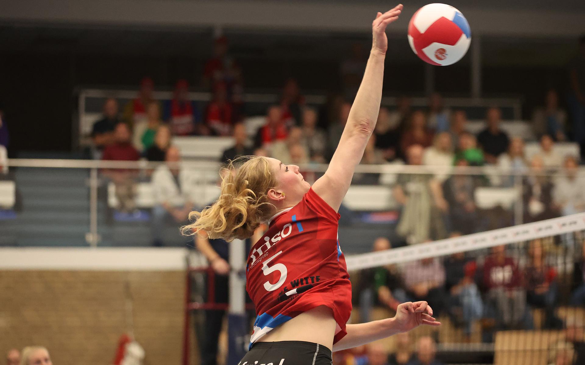 Rosa Entius scoort namens de volleyballers van Friso Sneek in de thuiswedstrijd tegen VV Utrecht. 