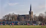Het sportcomplex De Bourfinne van Ternaard met als decor de Grote kerk, die dateert uit de zestiende eeuw.  