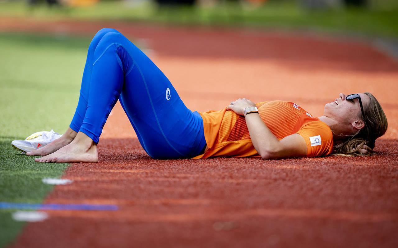 Dafne Schippers rust uit tijdens een training van de olympische atletiekploeg op Papendal.
