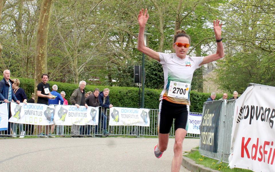 Andrea Deelstra wint na een lange solo in Dokkum de halve marathon van de Bonifatiusloop. 