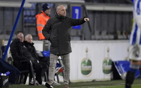 Coach Johnny Jansen van sc Heerenveen probeert zijn ploeg tegen PEC Zwolle zonder succes in het gareel te krijgen. Hij gaat maandag in gesprek met de clubleiding over zijn toekomst. 