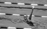 Ada Kok viert haar overwinning op de 200 meter vrije slag bij de Olympische Spelen van 1968.