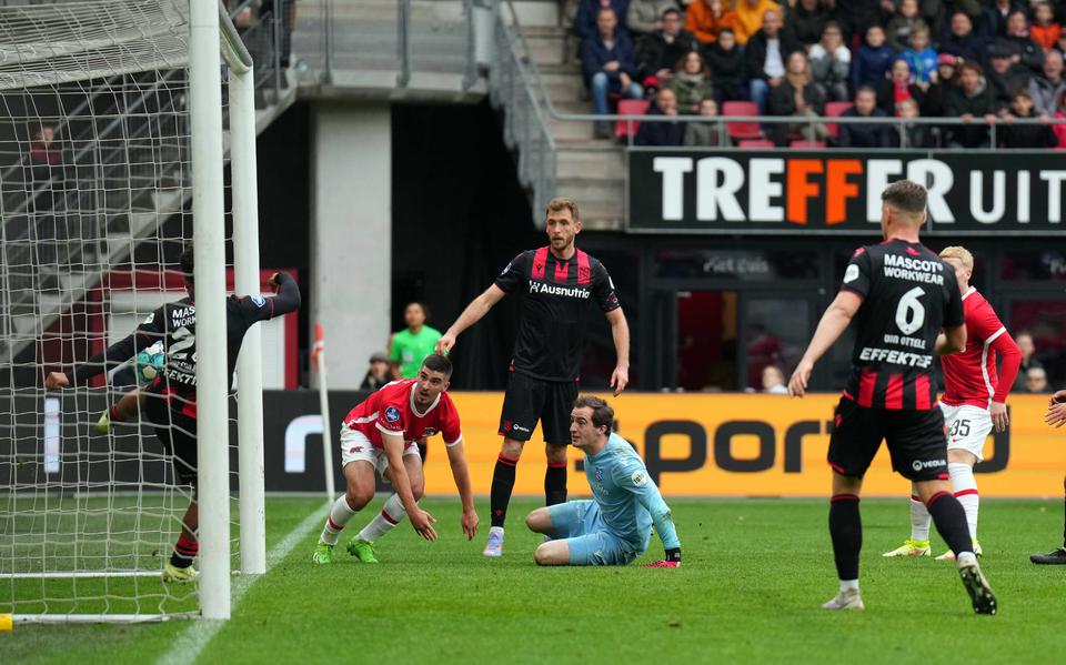 De gelijkmaker van AZ in beeld, die later op naam zou komen van Heerenveen-doelman Xavier Mous, waaruit duidelijk blijkt dat verdediger Milan van Ewijk (l) de bal van achter de doellijn weghaalt. 