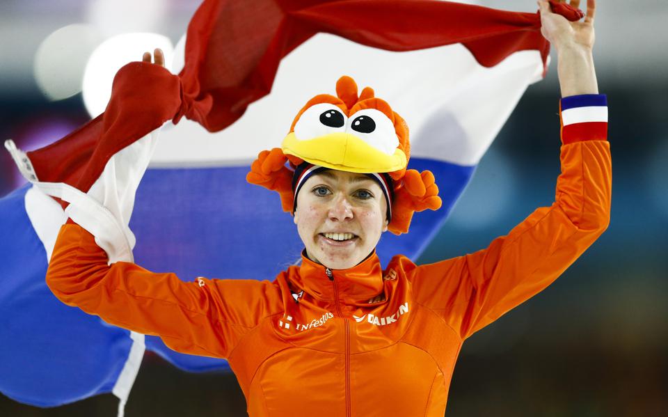 Esmee Visser juicht na het winnen van de 3000 meter op de tweede dag van de ISU EK Afstanden in Thialf. 