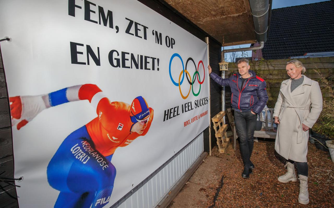 René Kok en Ilja Postma, ouders van Olympisch schaatsster Femke Kok, leven van een afstand hartstochtelijk mee. 