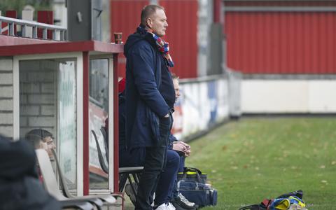 Trainer Jan de Jonge moet, na het vertrek van Wim Bakering, het spel weer op de wagen krijgen in Harkema. 