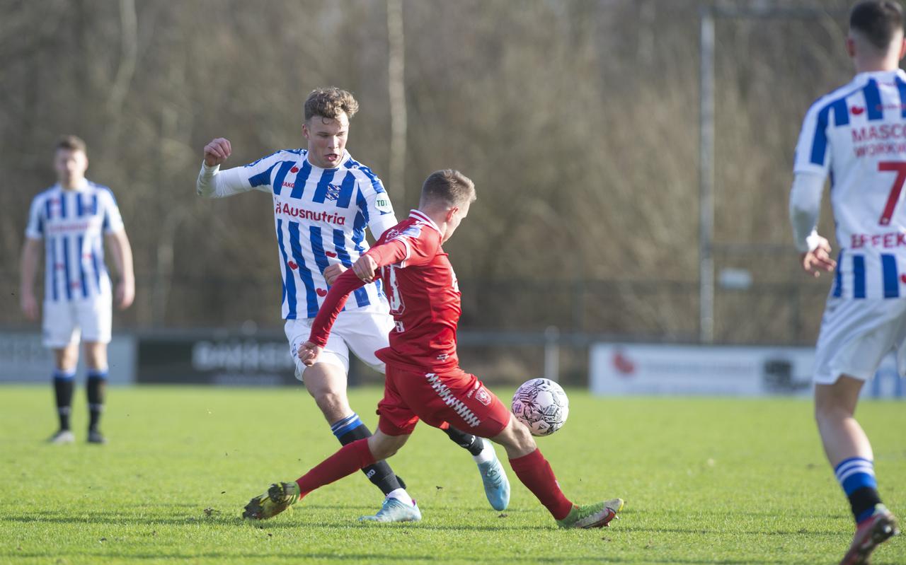Sydney van Hooijdonk maakte vrijdagmiddag in het oefenduel met FC Twente zijn officieuze debuut voor sc Heerenveen. De spits scoorde niet, maar zijn ploeg won wel (2-1).  