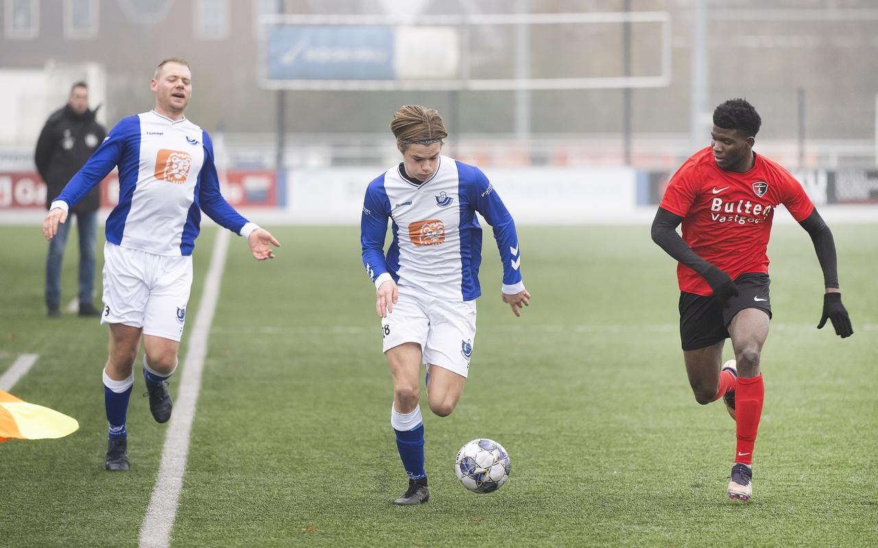 Aanvaller Rens Merkus van Blauw Wit'34 probeert Emmanuel Adegbola van Pelikaan S in een sprintduel langs de zijlijn af te schudden. Aanvaller Rens Merkus van Blauw Wit'34 probeert Emmanuel Adegbola van Pelikaan S in een sprintduel langs de zijlijn af te schudden.