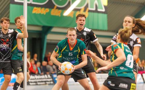 André Zwart in actie onder de korf tegen KCC, met links Harjan Visscher en Femke Faber (8). 