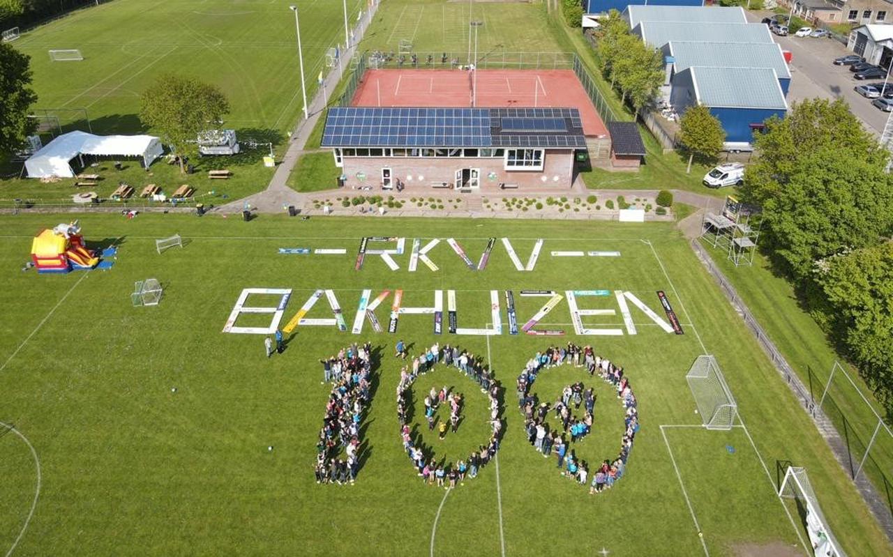De dronebeelden van het sportcomplex van TKVV Bakhuizen met de jubileumuiting. 