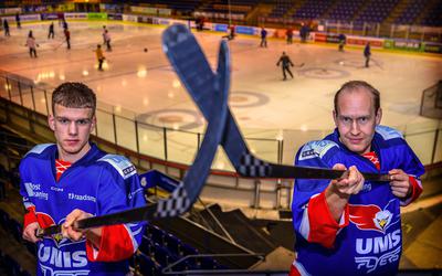IJshockeyers Aldo van Aalderen en Dave van den Bos (l) strijden zondag zij-aan-zij bij UNIS Flyers om de nationale beker voor de veertiende keer naar Heerenveen te halen. 