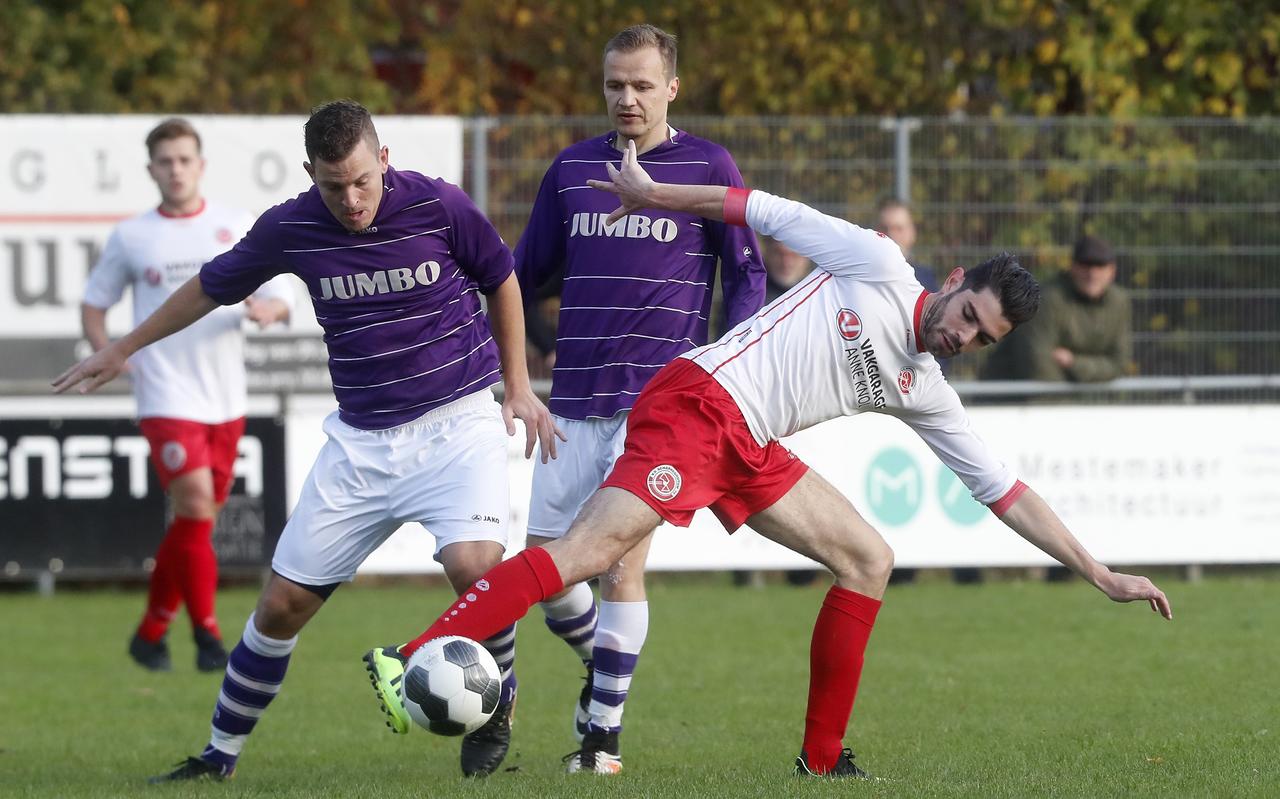 Gijs Vaessen (wit shirt) namens Scahrnegoutum'70 in actie in het seizoen 2018-2019 met Friso Nijboer van FC Wolvega. Gijs Vaessen (wit shirt) namens Scahrnegoutum'70 in actie in het seizoen 2018-2019 met Friso Nijboer van FC Wolvega.