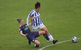 Aanvalster Chimera Ripa van sc Heerenveen probeert zich in de sprint te ontdoen van oud-international Mandy van den Berg (l) van PSV.  