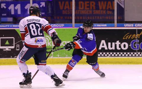 Wessel Copier (r) scoort de 1-0 voor de ijshockeyers van UNIS Flyers in het duel met Geleen. 