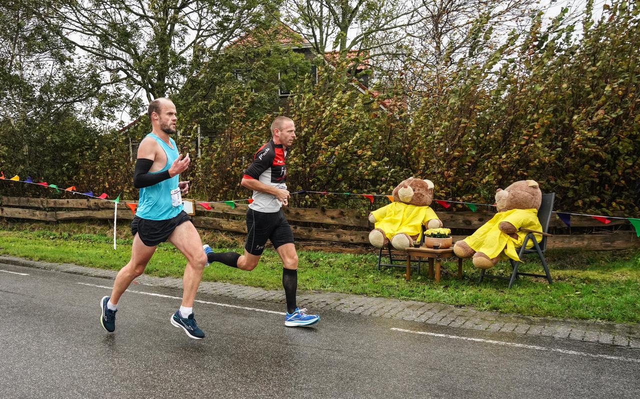 Roelof Oostra in de passage bij Baaiduinen, waar hij nog gezelschap heeft van Paul Geertsma (l), die hij later zou afschudden. Roelof Oostra in de passage bij Baaiduinen, waar hij nog gezelschap heeft van Paul Geertsma (l), die hij later zou afschudden.