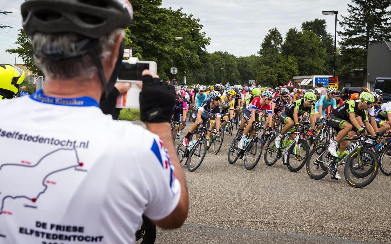Sfeerbeeld van het peloton tijdens de eerste etappe van de Eneco Tour rondom Bolsward in 2015. Sfeerbeeld van het peloton tijdens de eerste etappe van de Eneco Tour rondom Bolsward in 2015.