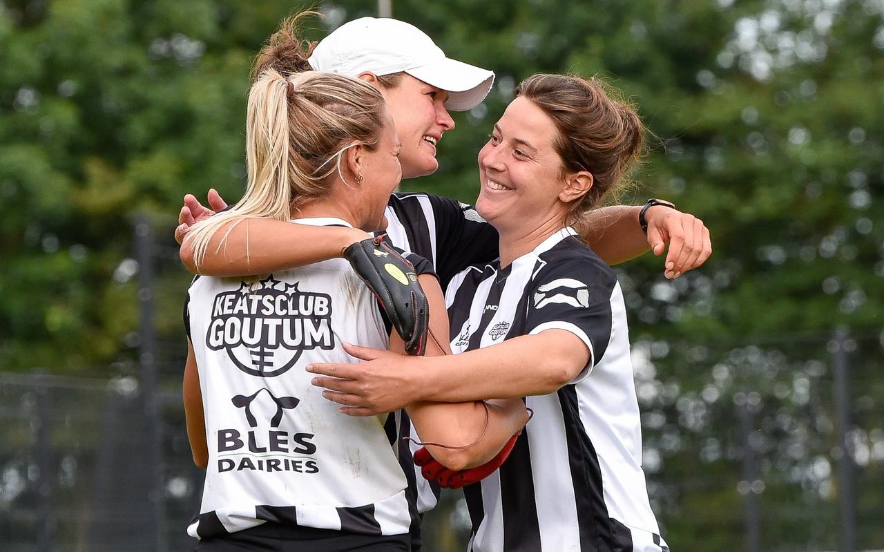 Een emotionele Manon Scheepstra (met pet) krijgt na de laatste winnende klap de felicitaties van haar maten Nynke Sijbrandij en Judith Wieling (r). Een emotionele Manon Scheepstra (met pet) krijgt na de laatste winnende klap de felicitaties van haar maten Nynke Sijbrandij en Judith Wieling (r).
