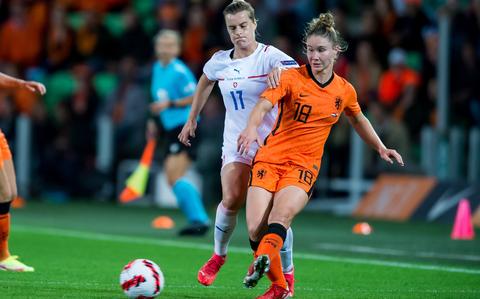Uitverdedigen van Sisca Folkertsma in dienst van het Nederlands elftal in het duel met Tereza Szewieczk van Tsjechië. 
