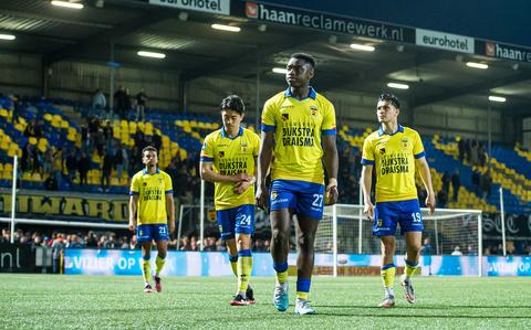 Berusting bij (vanaf links) Daniel van Kaam, Sai van Wermeskerken, Sekou Sylla en Navarone Foor nadat de degradatie een feit en het stadion al bijna leeg is. 