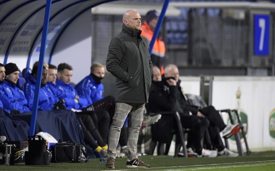 Johnny Jansen langs de lijn in zijn laatste wedstrijd als hoofdcoach van sc Heerenveen tegen PEC Zwolle. 