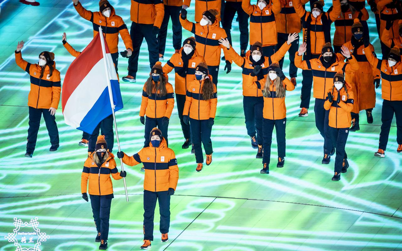 Kunstschaatsster Lindsay van Zundert en schaatser Kjeld Nuis dragen de Nederlandse vlag tijdens de openingsceremonie van de Olympische Winterspelen in het Vogelnest-stadion van Beijing, met Michelle de Jong en Femke Kok in het eerste gelid. 