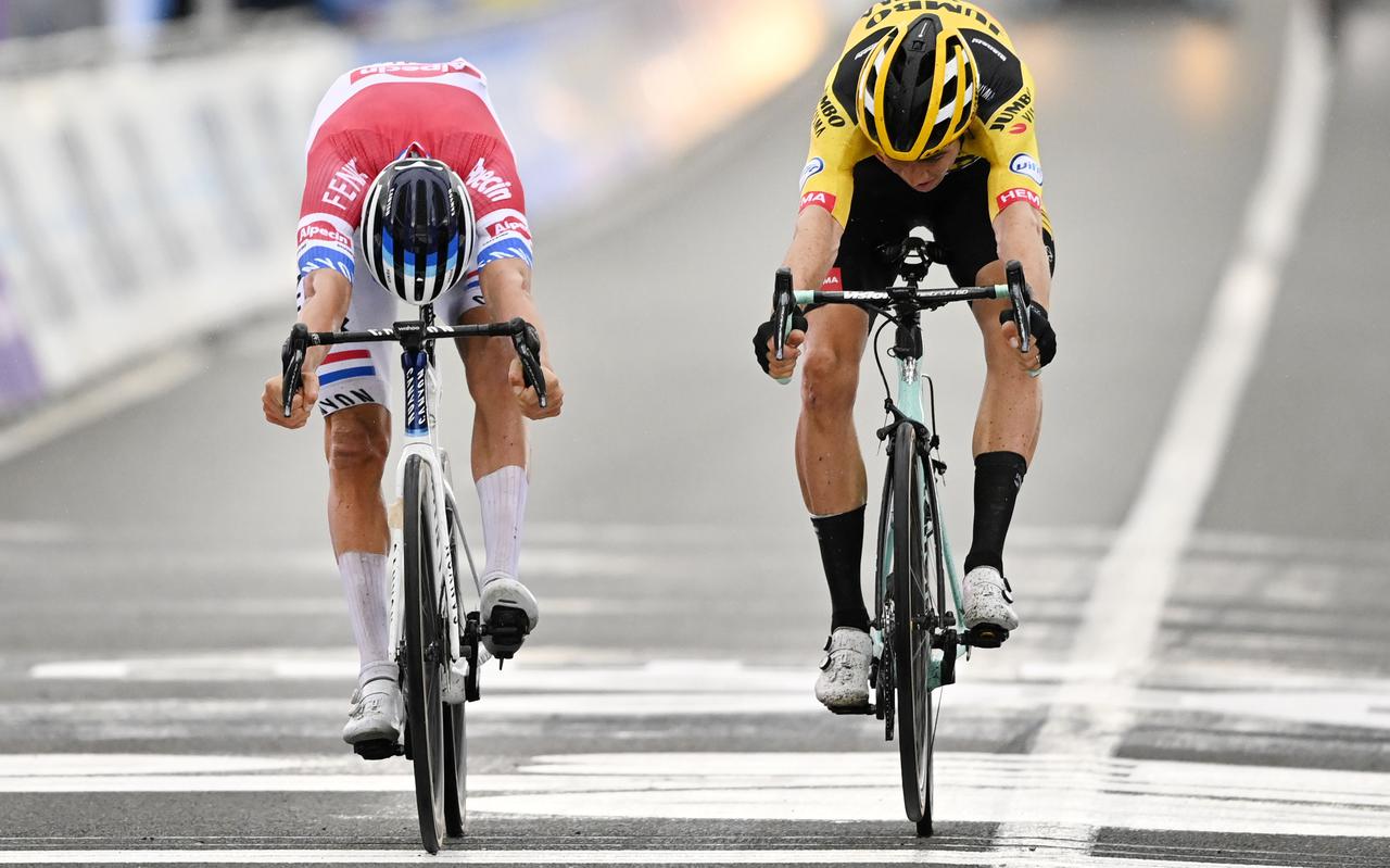 Mathieu van der Poel verslaat zijn Belgische rivaal Wout van Aert (r) in de Ronde van Vlaanderen met drie banddiktes verschil. 