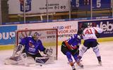 Martijn Oosterwijk redt namens UNIS Flyers. De goalie kan na de hoofdrol van afgelopen weekeinde komend weekeinde weer aan de bak tegen Luik. 