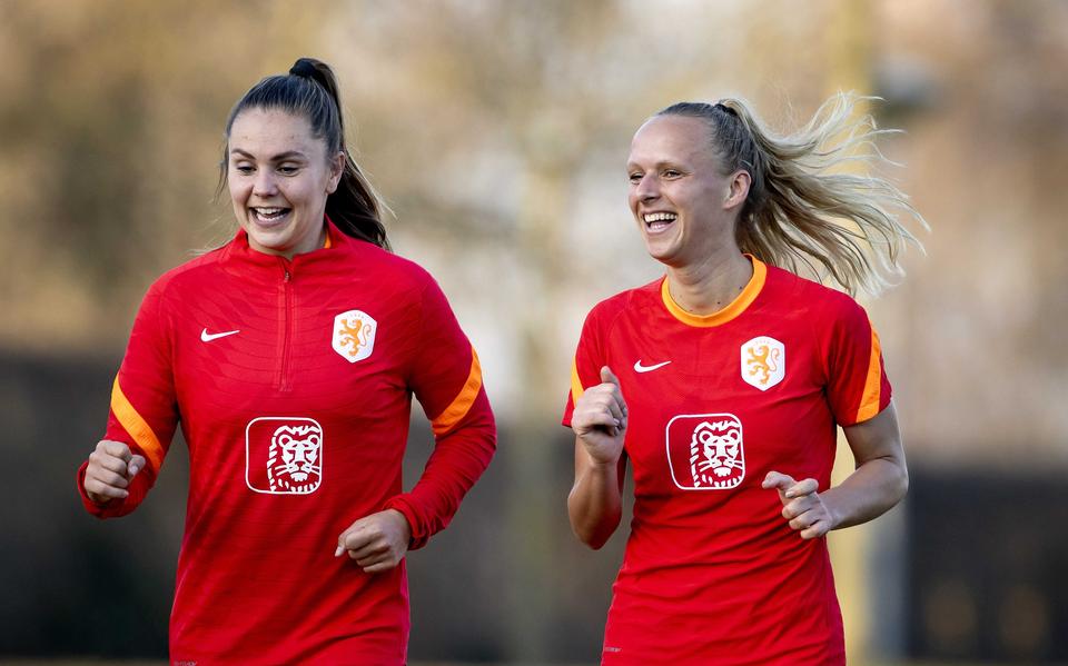Tiny Hoekstra (r) en Lieke Martens tijdens een training van de Nederlandse voetbalsters in aanloop naar twee oefeninterlands ter voorbereiding op het WK.