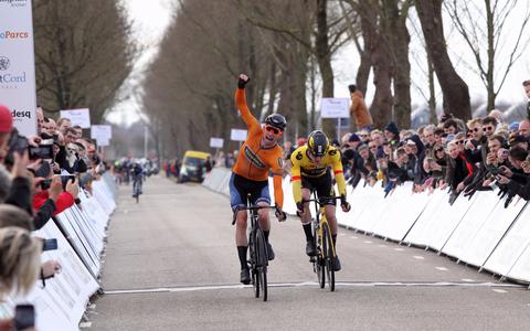 Elmar Reinders uit Assen wint de eerste editie van de Elfstedenrace in een sprint-a-deux voor Mick van Dijke. 