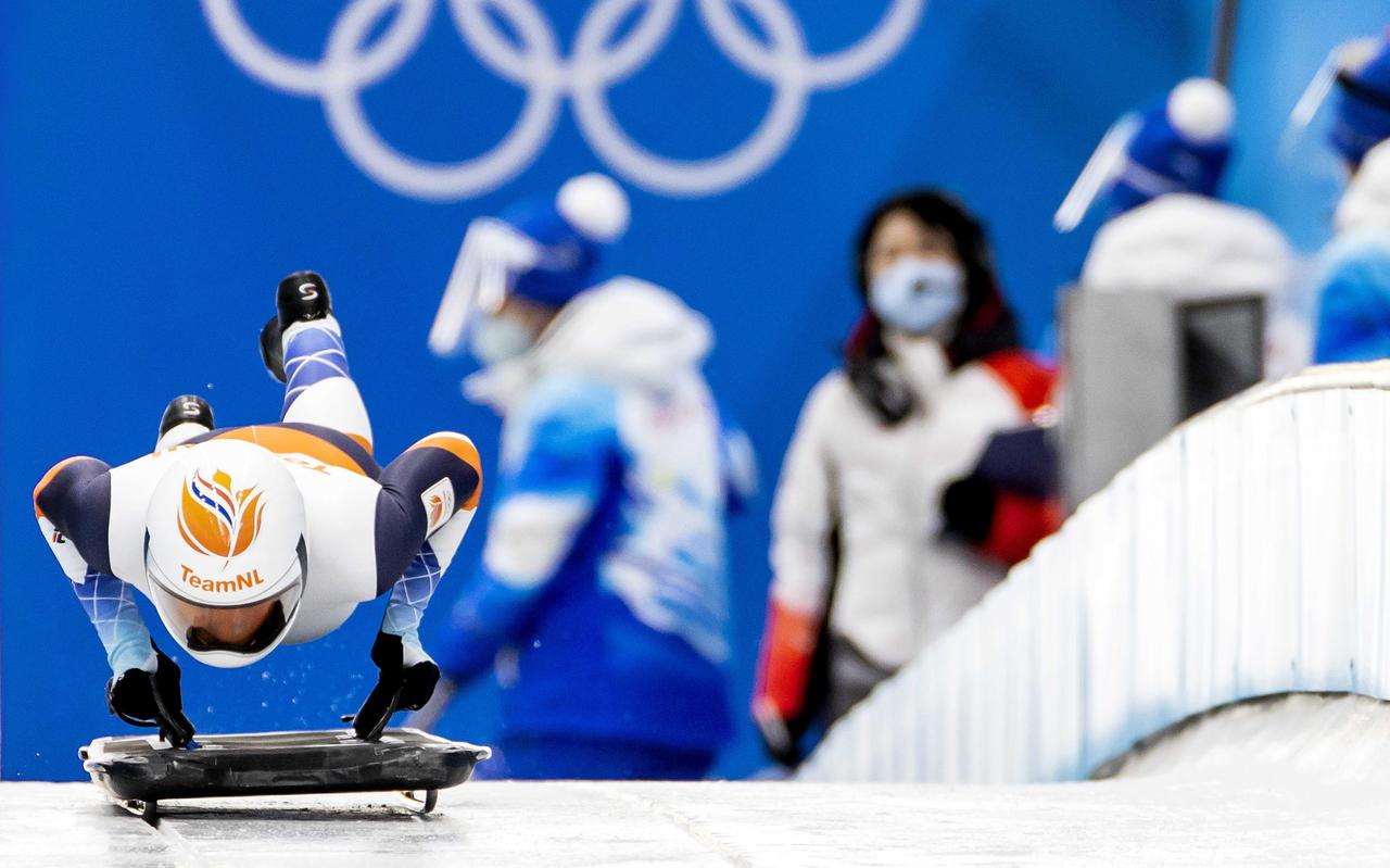 Skeletonster Kimberley Bos tijdens de vrije training in het Sliding Centre Yanqing, drie dagen voor de officiele start van de Olympische Winterspelen 2022 in Beijing. 