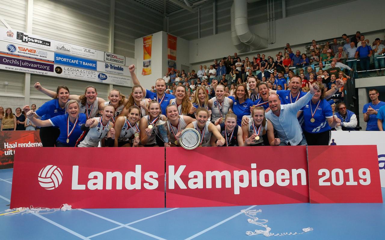 Vera Koenen (uiterst rechts) pakt in 2019 in de Sneker sporthal de landstitel met Sliedrecht Sport. Vera Koenen (uiterst rechts) pakt in 2019 in de Sneker sporthal de landstitel met Sliedrecht Sport.