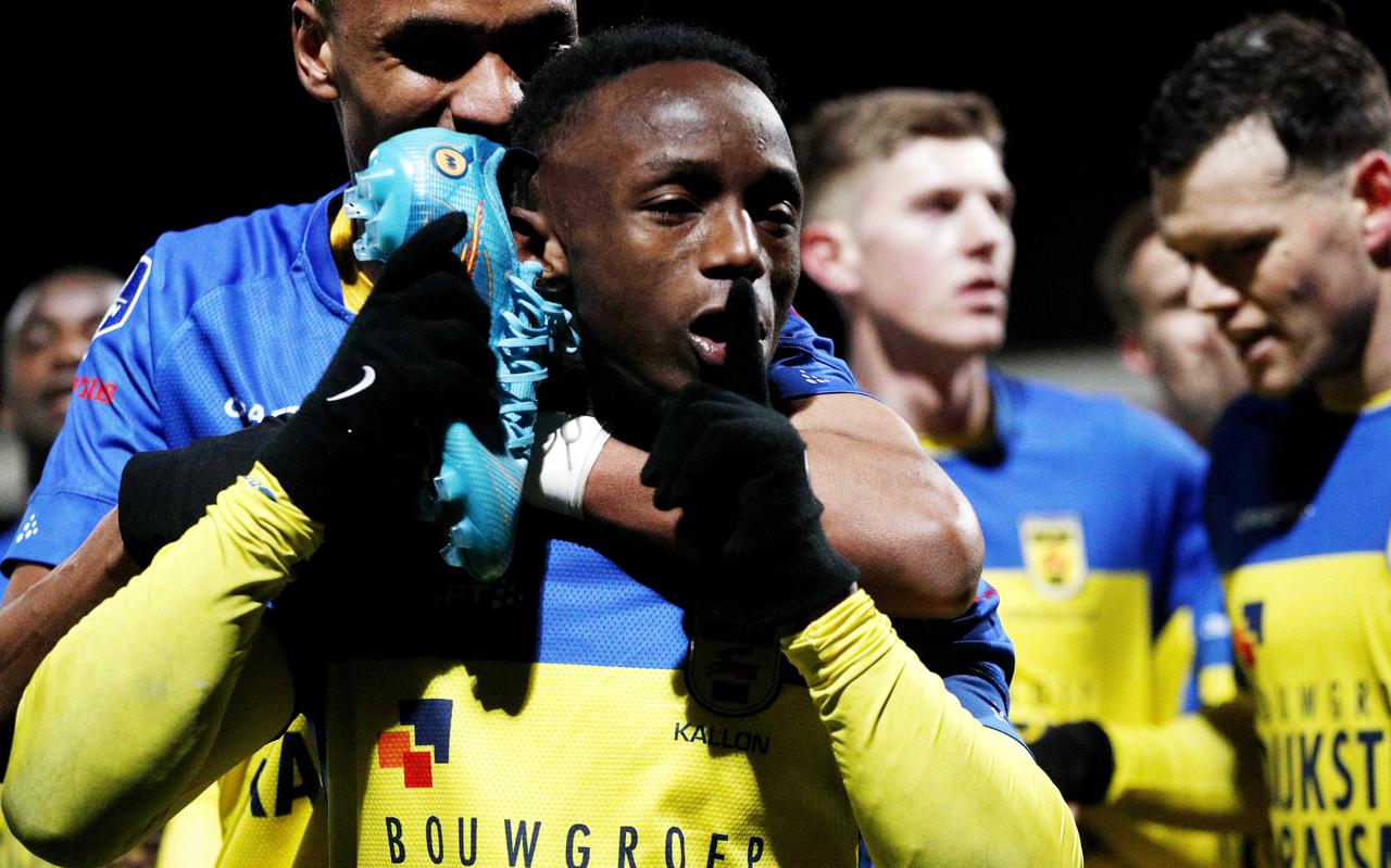 Issa Kallon viert het maken van een doelpunt tegen PEC Zwolle. 